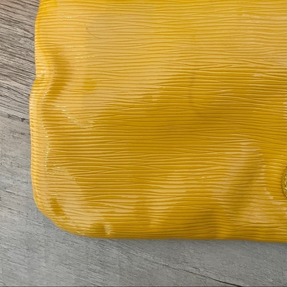 Steve Madden Glossy Patent Mustard Yellow Chain Link Crossbody Bag - Picture 11 of 11